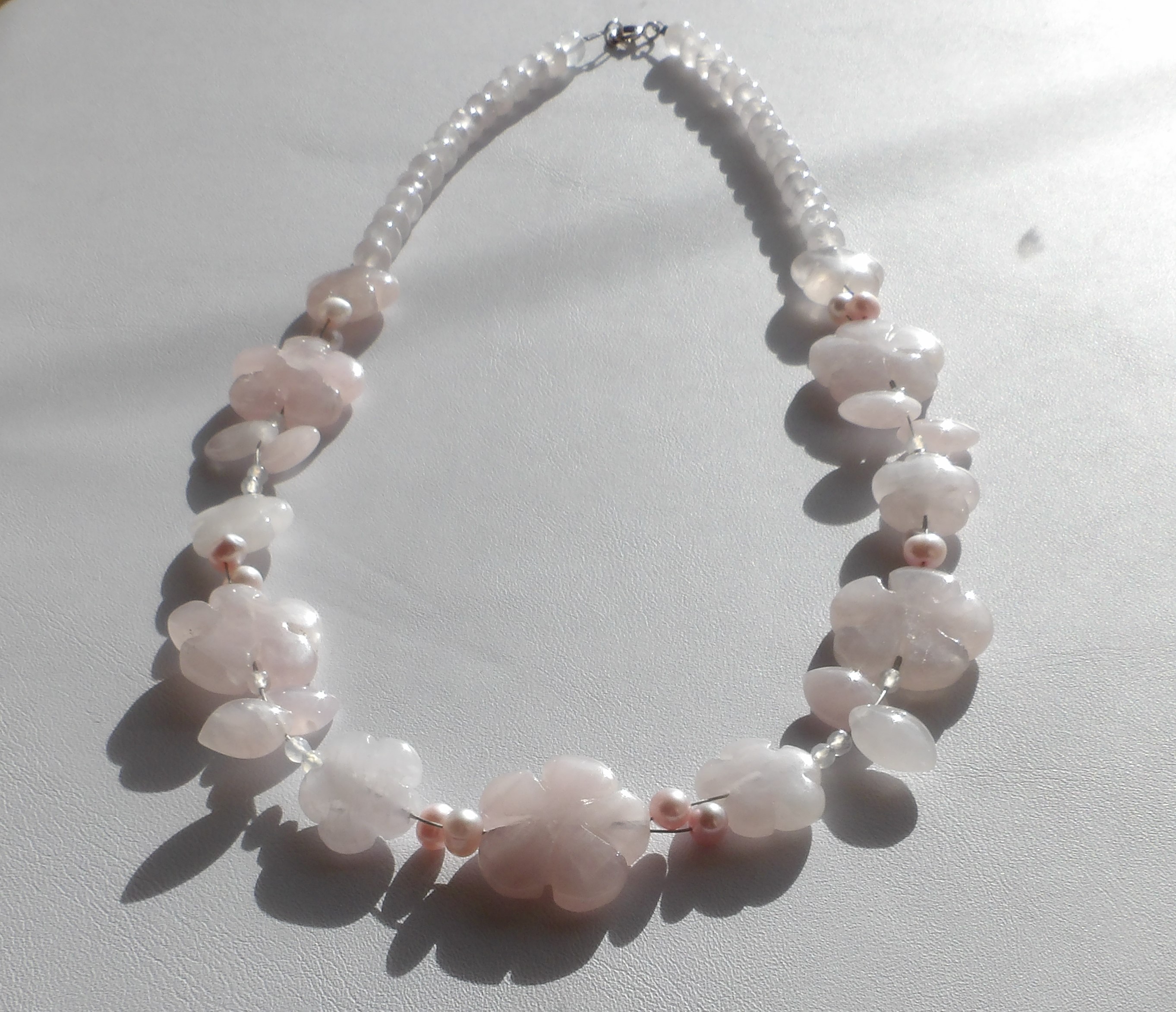 Rose quartz flowers necklace Made by Marianne